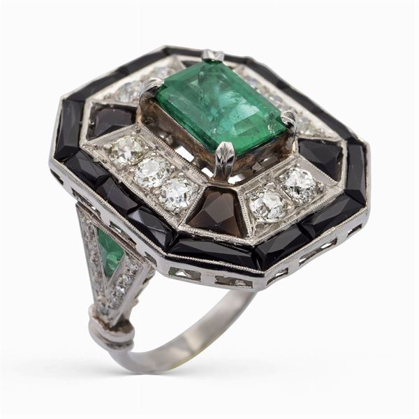Anello Decò in platino con smeraldo