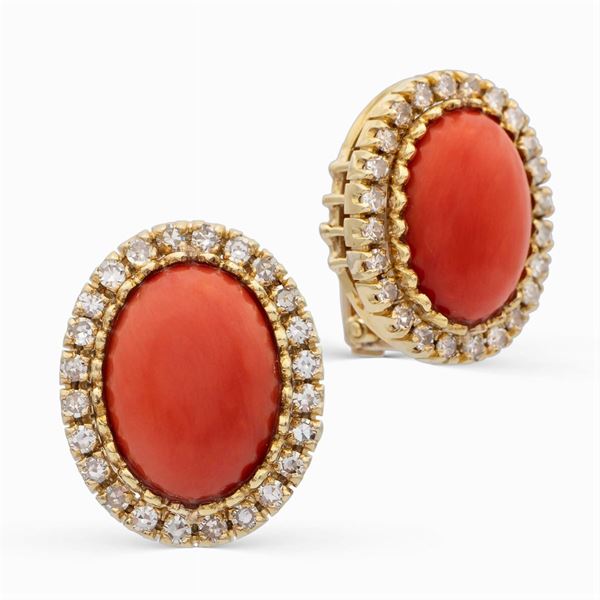 Orecchini a lobo in oro giallo 18kt corallo rosso e diamanti