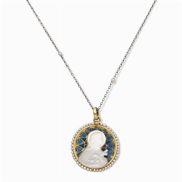 Mother of pearls pendant depicting the Madonna