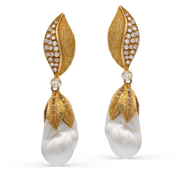 Orecchini pendenti in oro giallo 18kt diamanti e perle scaramazze