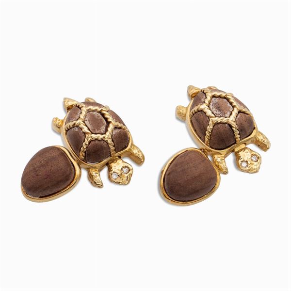 Sabbadini, 18kt yellow gold and wood turtle shaped cuff links