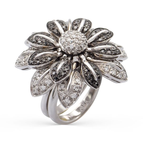 18kt white gold and diamond en tremblant flower ring