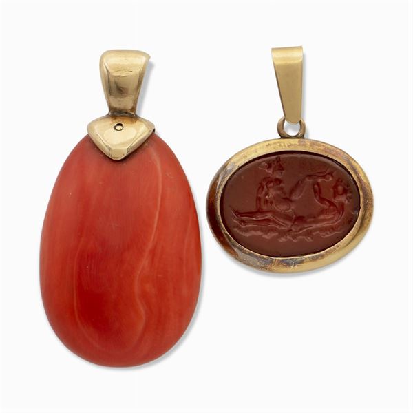 Due pendenti in oro giallo 18kt