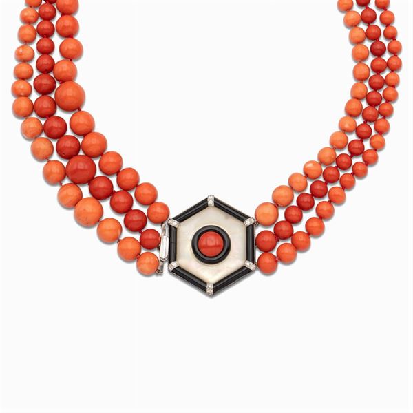 Collana a tre fili di corallo rosso e rosa salmone