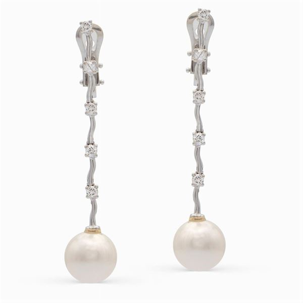 Orecchini pendenti in oro bianco 18kt diamanti e perle coltivate