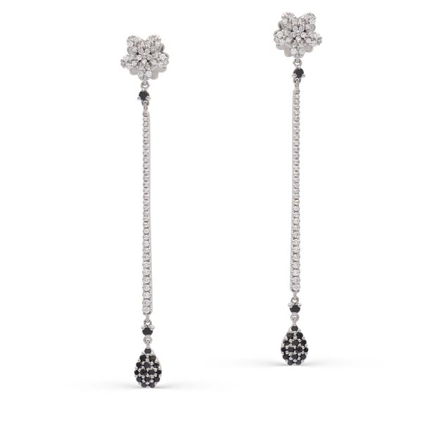 Orecchini pendenti in oro bianco 18kt e diamanti  - Asta GIOIELLI | OROLOGI | FASHION VINTAGE - Colasanti Casa d'Aste