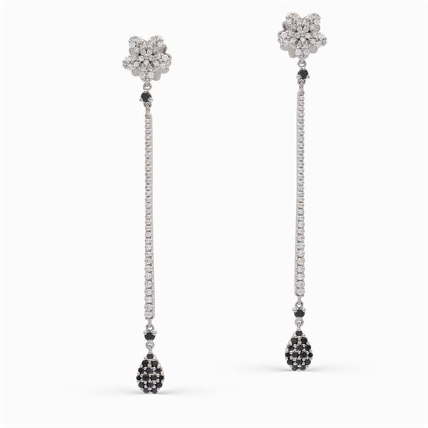 Orecchini pendenti in oro bianco 18kt e diamanti