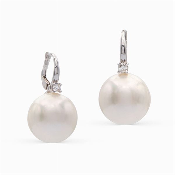 18kt white gold and 17 mm. South Sea pearls leverback earrings