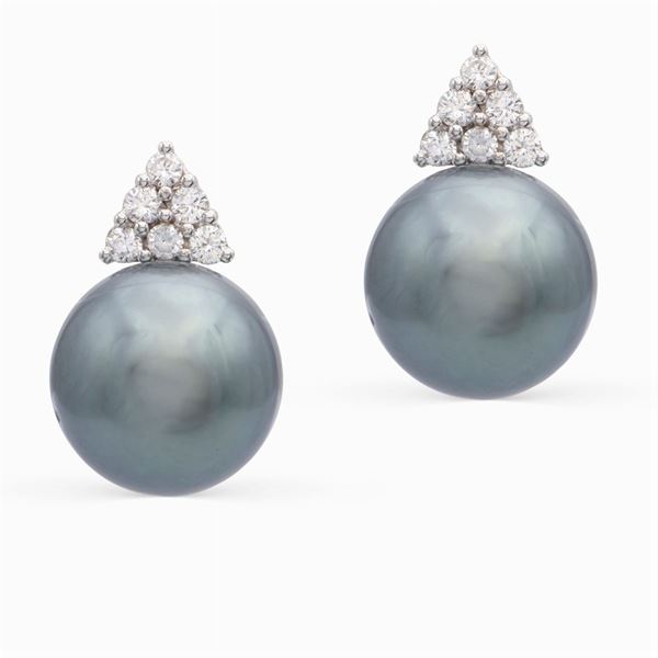 Orecchini  a lobo in oro bianco 18kt perle Tahiti e diamanti