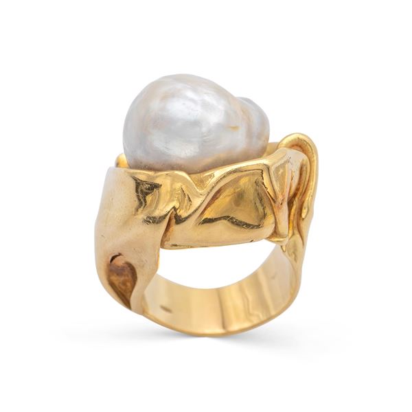 18kt yellow gold and baroque pearl sculpture ring