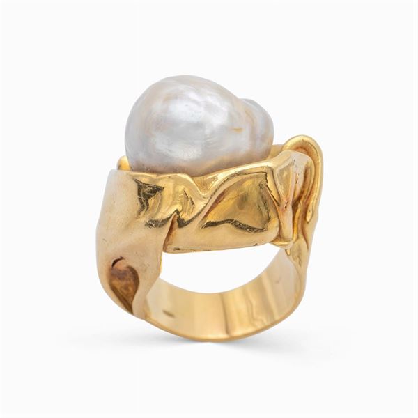 Anello scultura in oro giallo 18kt e perla scaramazza