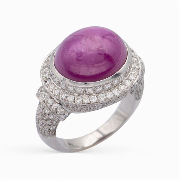 Anello in oro bianco 18kt con rubino stellare