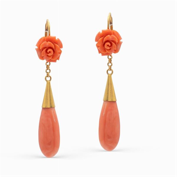 Orecchini a monachina in oro giallo 18kt e corallo