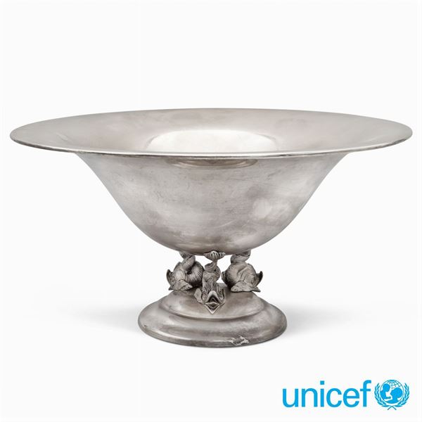 &#9830;Silver centerpiece stand