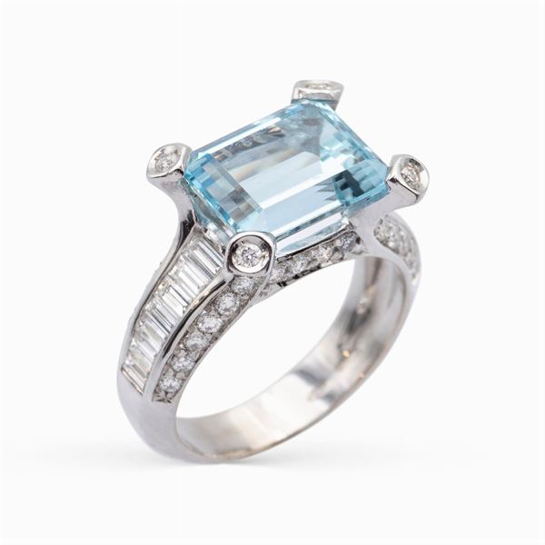 Anello in oro bianco 18kt con acquamarina e diamanti