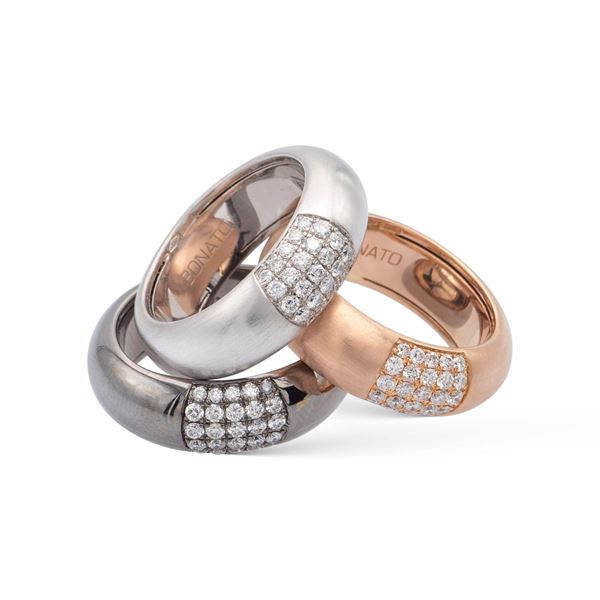 Tre anelli in oro a tre colori 18kt e diamanti