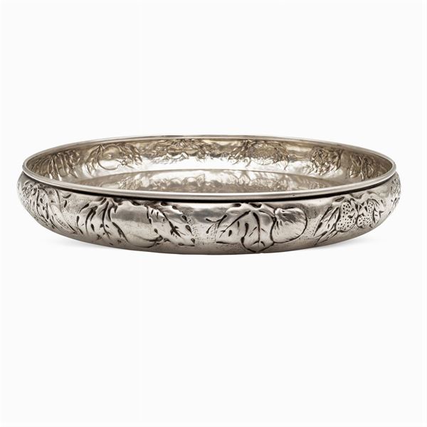 Circular silver enterpiece