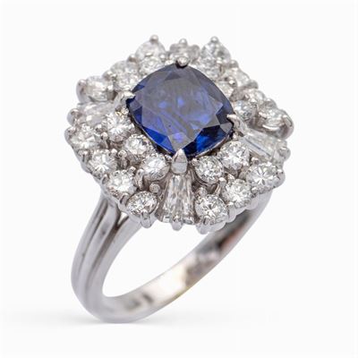 Anello in Oro Bianco 18kt con Zaffiro Taglio Ovale Briolet