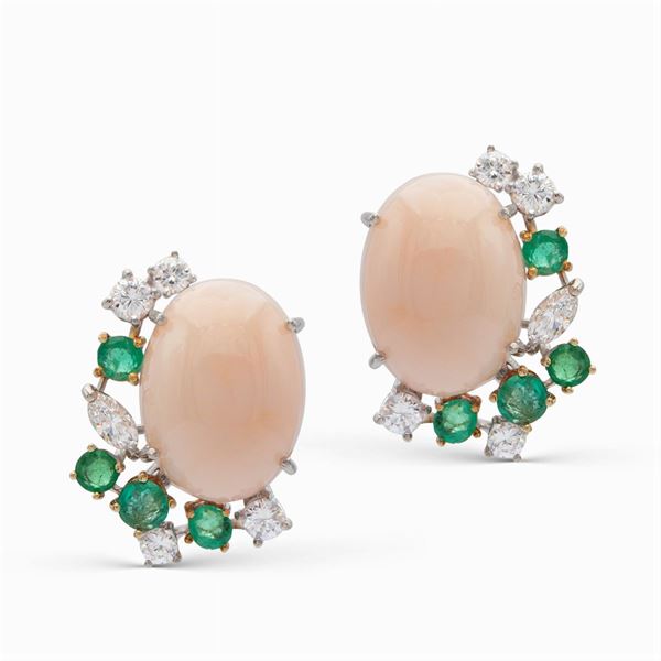 Orecchini a lobo in oro bianco 18kt corallo rosa, diamanti e smeraldi