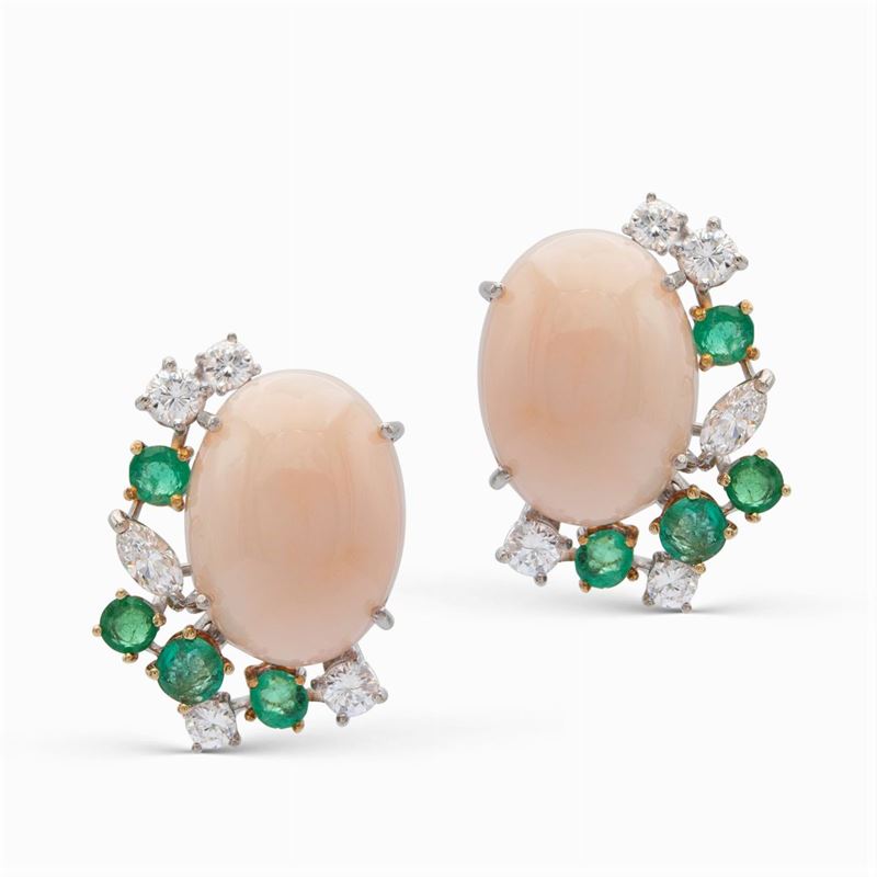 Orecchini a Lobo in Oro Bianco 18kt Corallo Rosa, Diamanti e Smeraldi