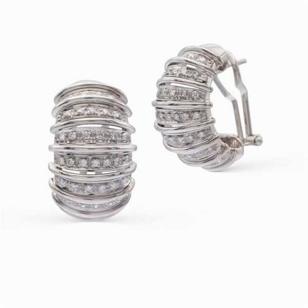 Orecchini a lobo in oro bianco 18kt e diamanti