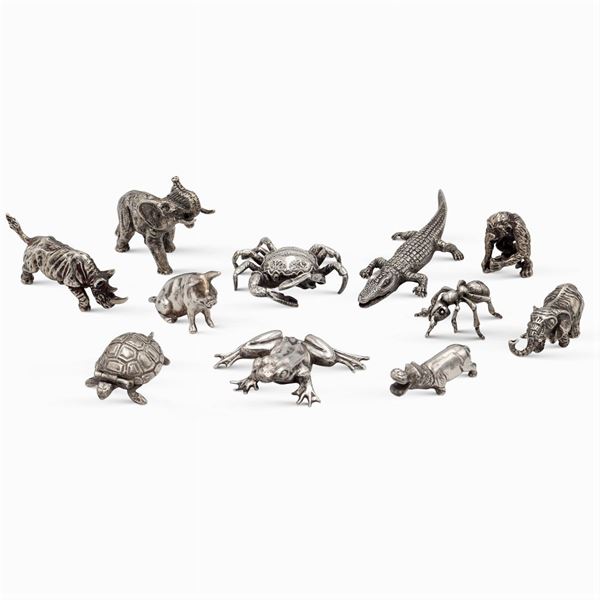 Group of silver decorations (11)