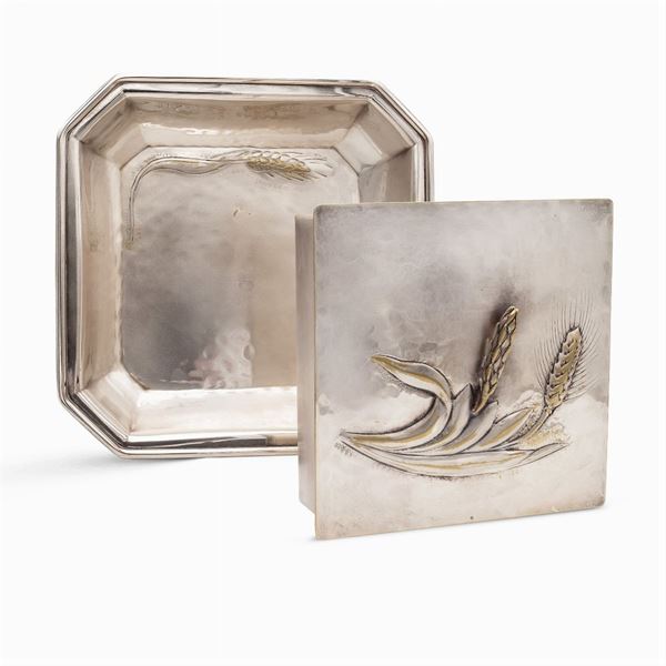 Group of silver metal objects (2)