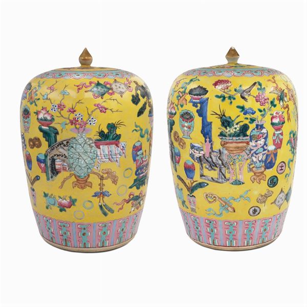 Coppia di vasi Famiglia Rosa in porcellana policroma