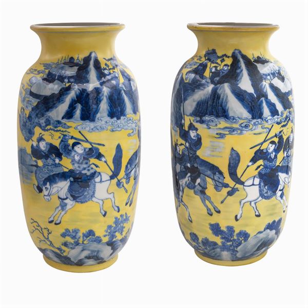 Coppia di vasi in porcellana a fondo giallo