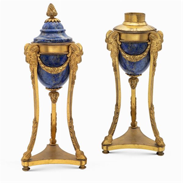 Coppia di cassolettes in bronzo dorato e lapislazzulo