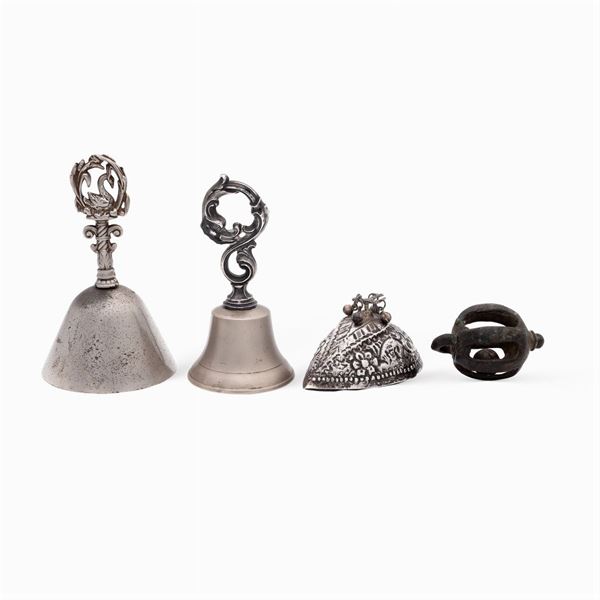 Gruppo di campanelli in metallo argentato (4)  (XIX-XX Sec.)  - Asta DIPINTI |ARREDI | OGGETTI D'ARTE - Colasanti Casa d'Aste
