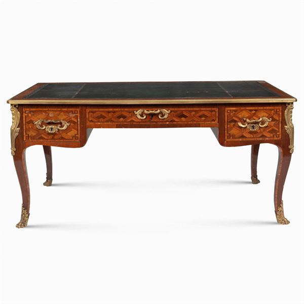 Bureau-plat in legno a marqueterie e bronzi dorati