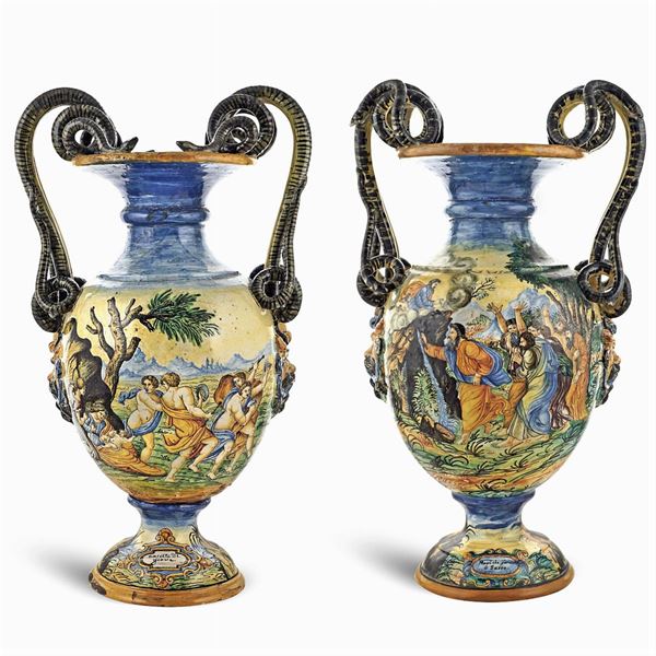 Coppia di grandi vasi biansati in maiolica