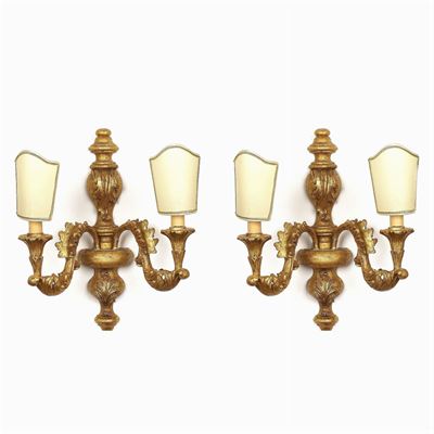 Coppia di Appliques a Due Luci in Legno Dorato ed Intagliato