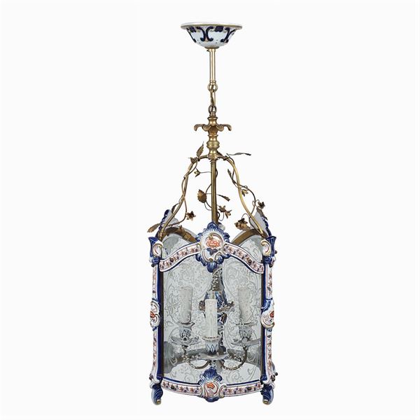 Lanterna a tre luci in metallo dorato e porcellana  (Italia, XX Sec.)  - Asta Dipinti Antichi, Arredi, Sculture e Oggetti d'Arte - Colasanti Casa d'Aste
