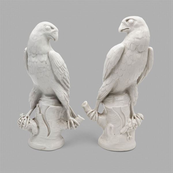 KPM, coppia di sculture in porcellana Blanc de China