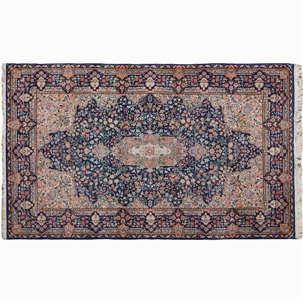 Tappeto orientale  (XX Sec.)  - Asta DIPINTI |ARREDI | OGGETTI D'ARTE - Colasanti Casa d'Aste