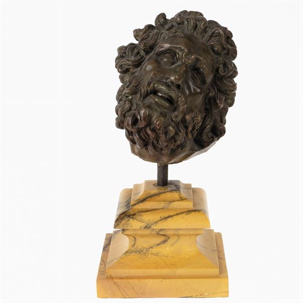 Scultura in bronzo patinato