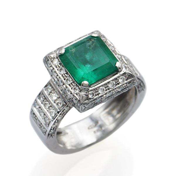 18kt white gold ring with circa 4 ct emerald