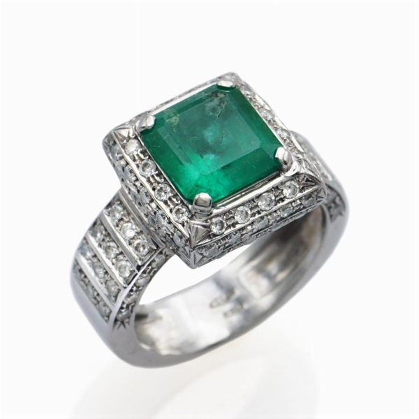 Anello in oro bianco 18kt con smeraldo naturale ct 4