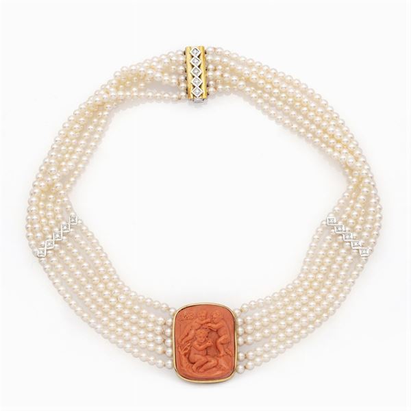 Collana a sei fili di perle centrata da cammeo in corallo scolpito