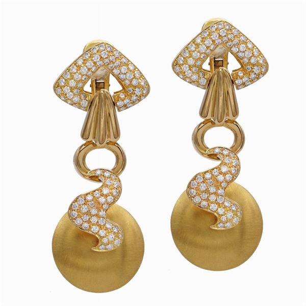 Orecchini pendenti a motivo geometrico in oro giallo 18kt e diamanti