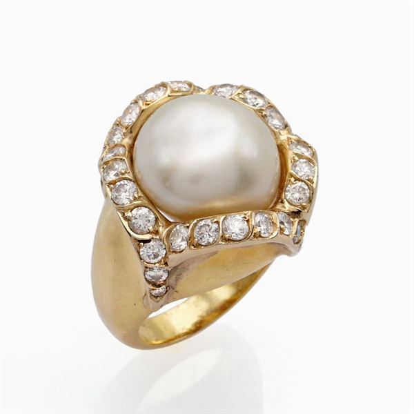 Anello in oro giallo 18kt con perla South Sea e diamanti