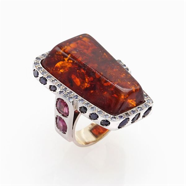 Anello in oro bianco 14kt con ambra e zaffiri