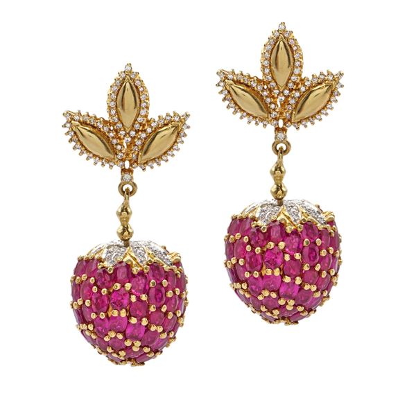 18kt yellow gold strawberry pendant earrings