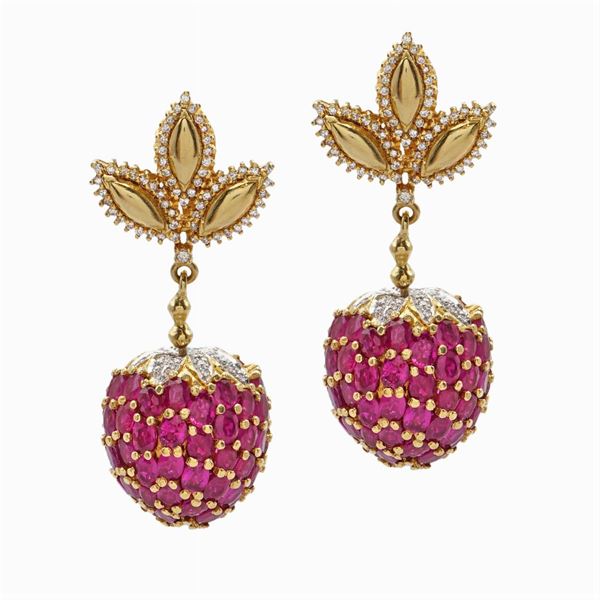 Orecchini pendenti  fragole in oro giallo 18kt  - Asta GIOIELLI  OROLOGI  FASHION VINTAGE - Colasanti Casa d'Aste