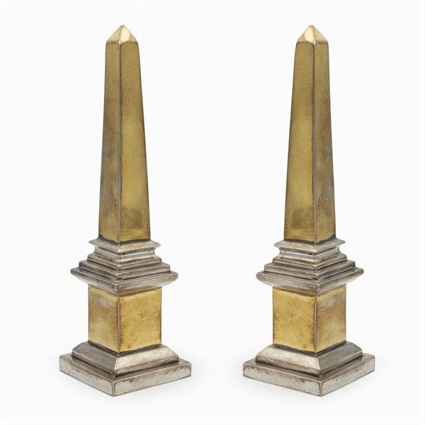 Coppia di obelischi in argento e argento dorato  (Italia, XX Sec.)  - Asta ARGENTI E ARTE DELLA TAVOLA - Colasanti Casa d'Aste