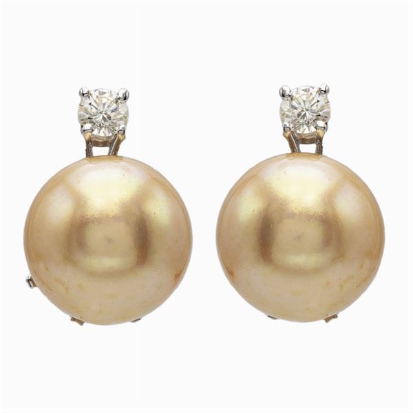 Orecchini a lobo con due perle golden e diamanti