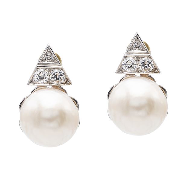 Lobe earrings with two South Sea pearls and diamonds