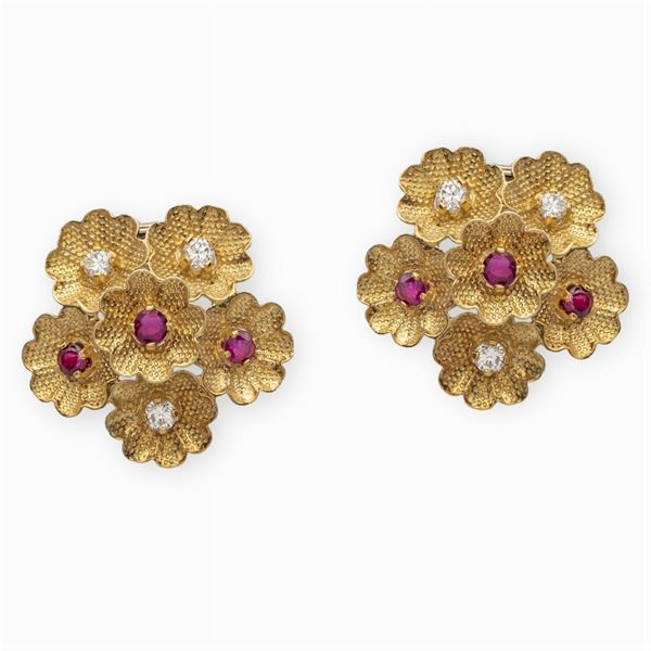 Coppia di spille a motivo floreale in oro giallo 18kt